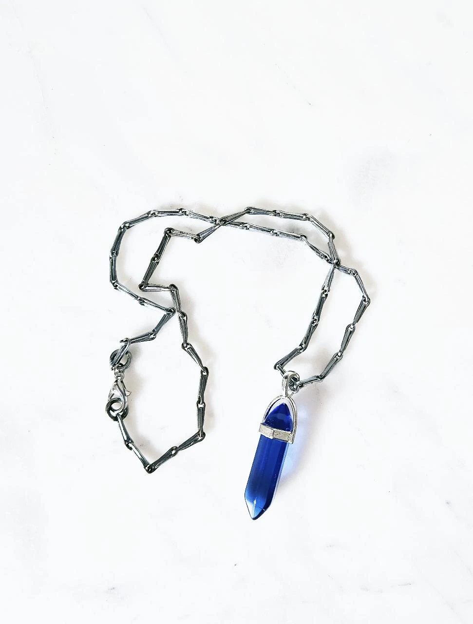 Collier chaine argentée et son pendentif pointe de cristal bleu nuit intense – photo 2
